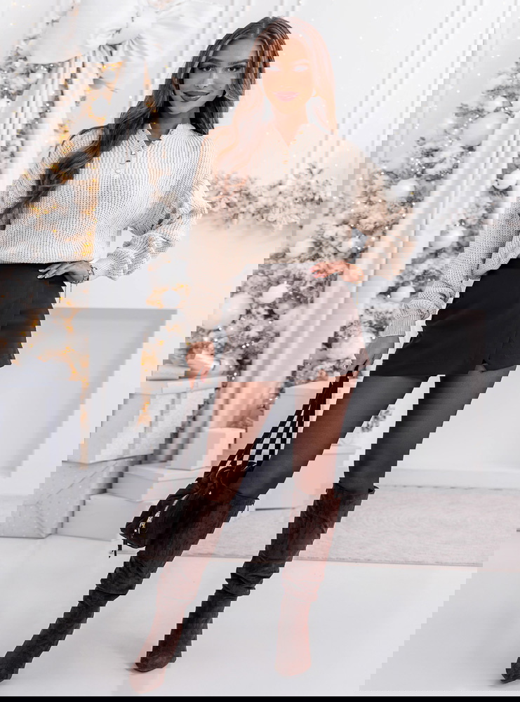 Beżowy sweter oversize z guzikami...