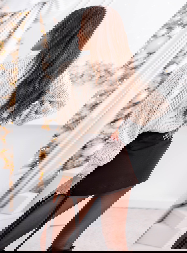 Beżowy sweter oversize z guzikami...