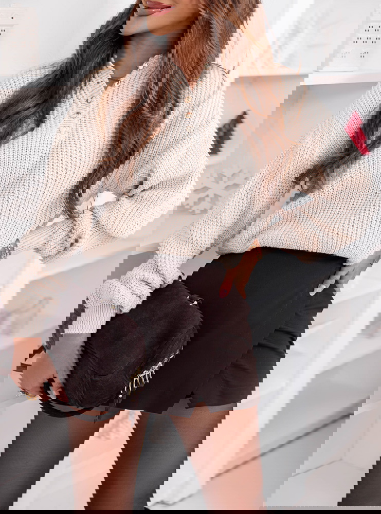 Beżowy sweter oversize z guzikami...