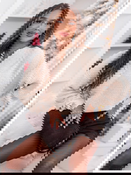 Beżowy sweter oversize z...