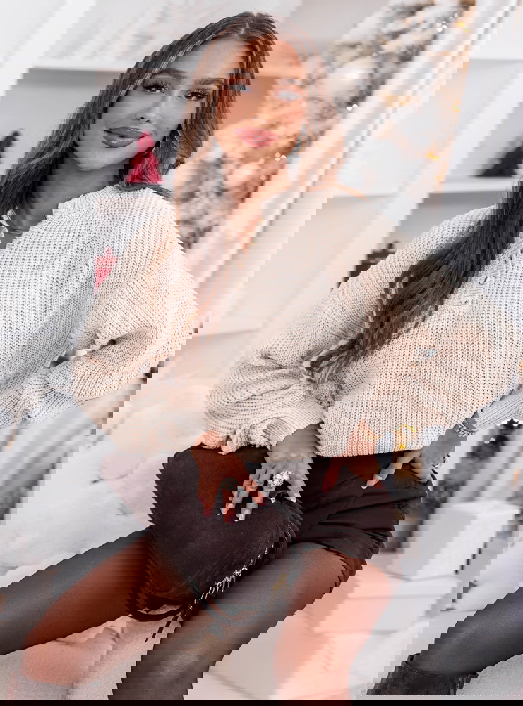 Beżowy sweter oversize z guzikami...