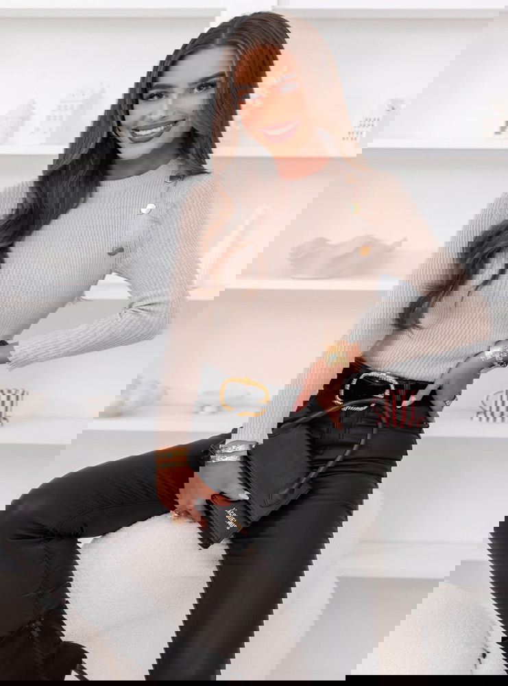 Beżowy dopasowany sweter z ozdobnymi...