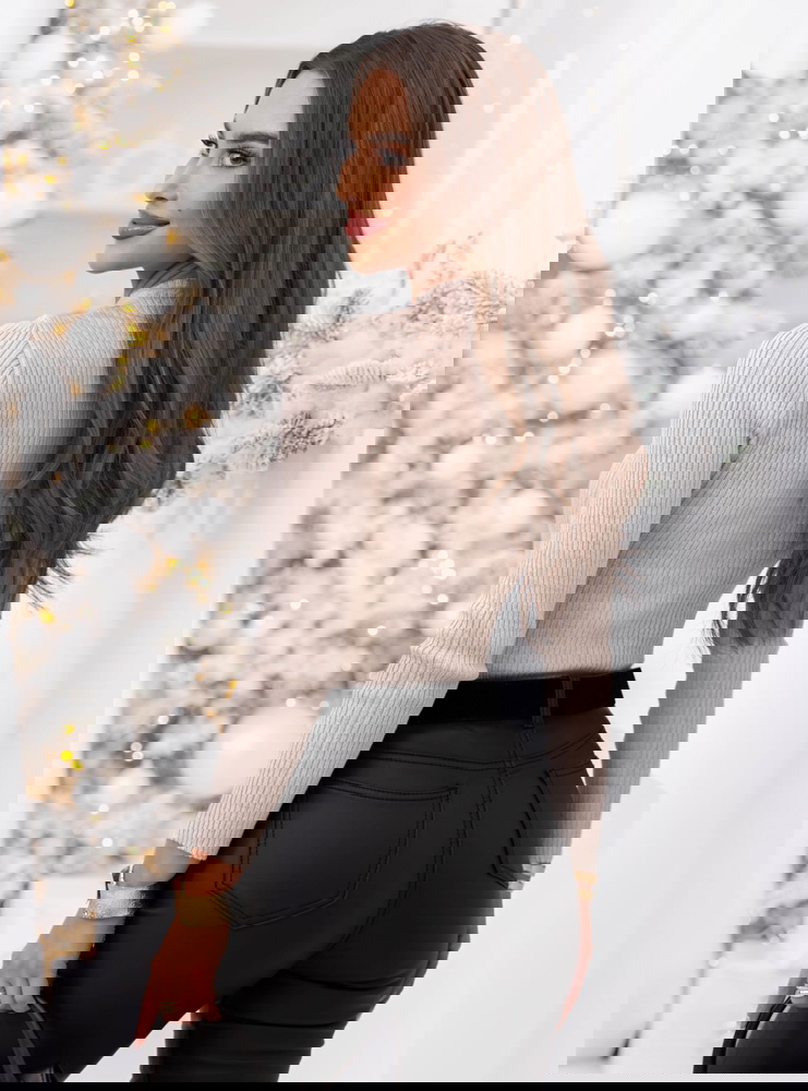 Beżowy dopasowany sweter z ozdobnymi...