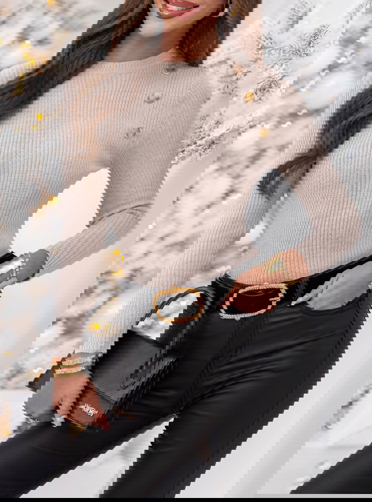 Beżowy dopasowany sweter z ozdobnymi...