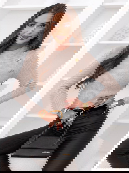 Beżowy dopasowany sweter z...