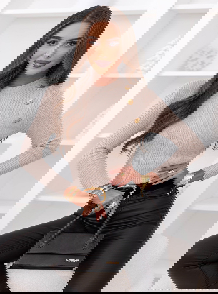 Beżowy dopasowany sweter z ozdobnymi guzikami Orthea