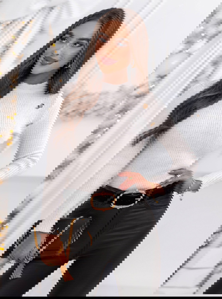 Biały dopasowany sweter z ozdobnymi...