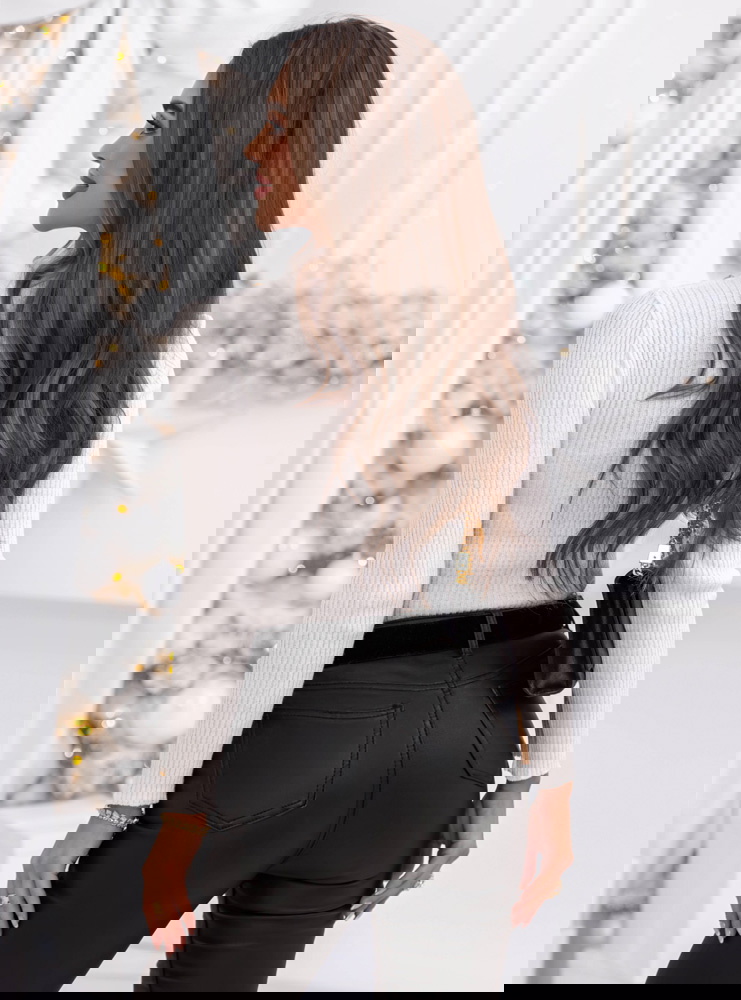 Biały dopasowany sweter z ozdobnymi...