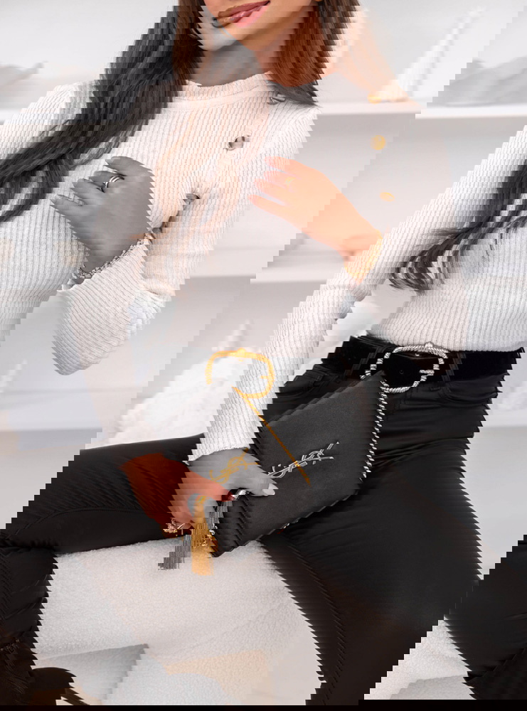 Biały dopasowany sweter z ozdobnymi...