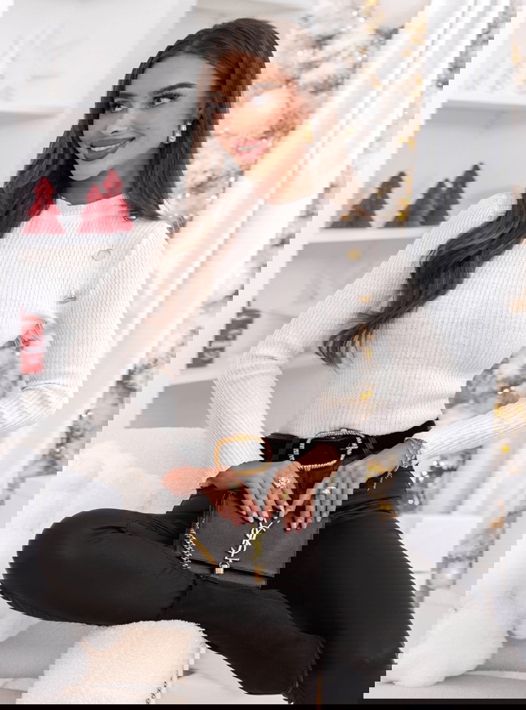 Biały dopasowany sweter z ozdobnymi...