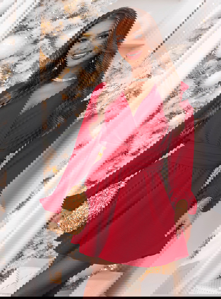 Malinowy kombinezon jak sukienka na...