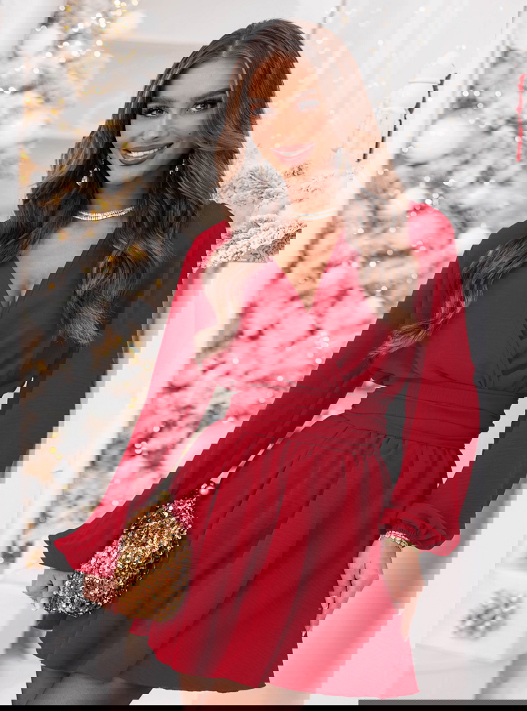 Malinowy kombinezon jak sukienka na...