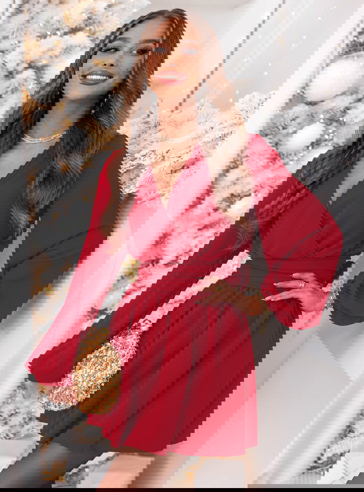 Malinowy kombinezon jak sukienka na...