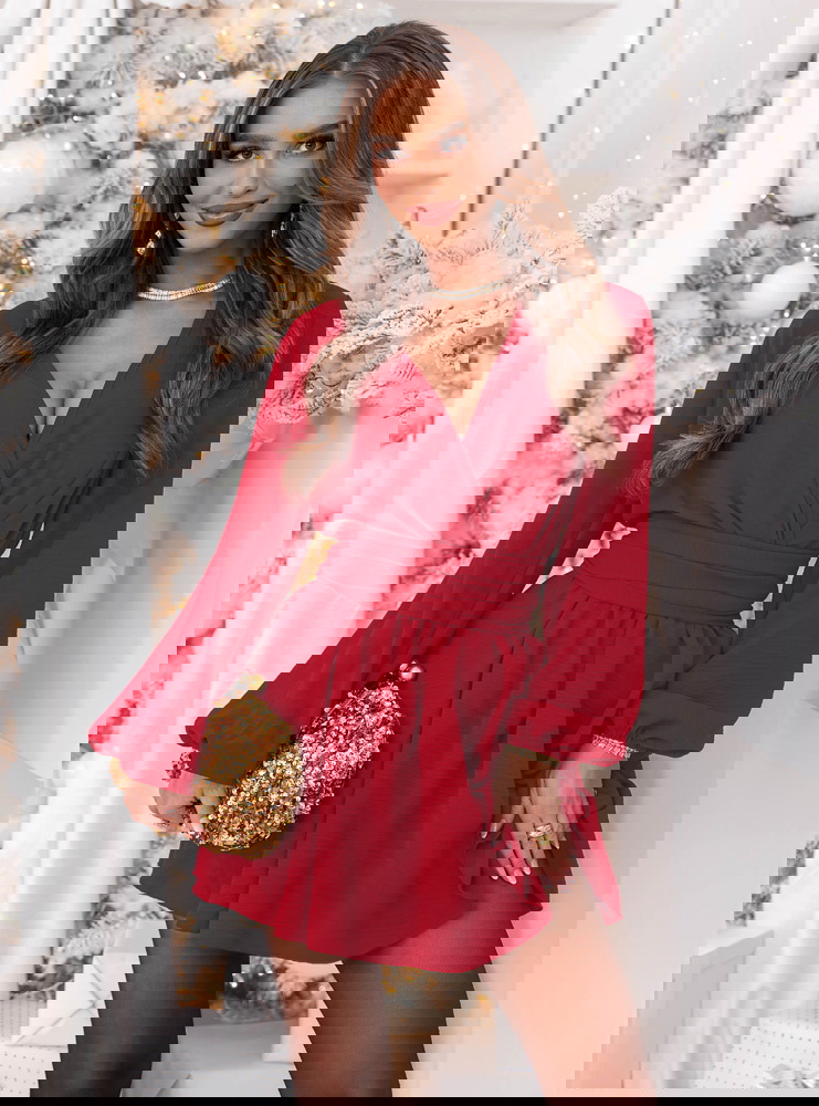 Malinowy kombinezon jak sukienka na...