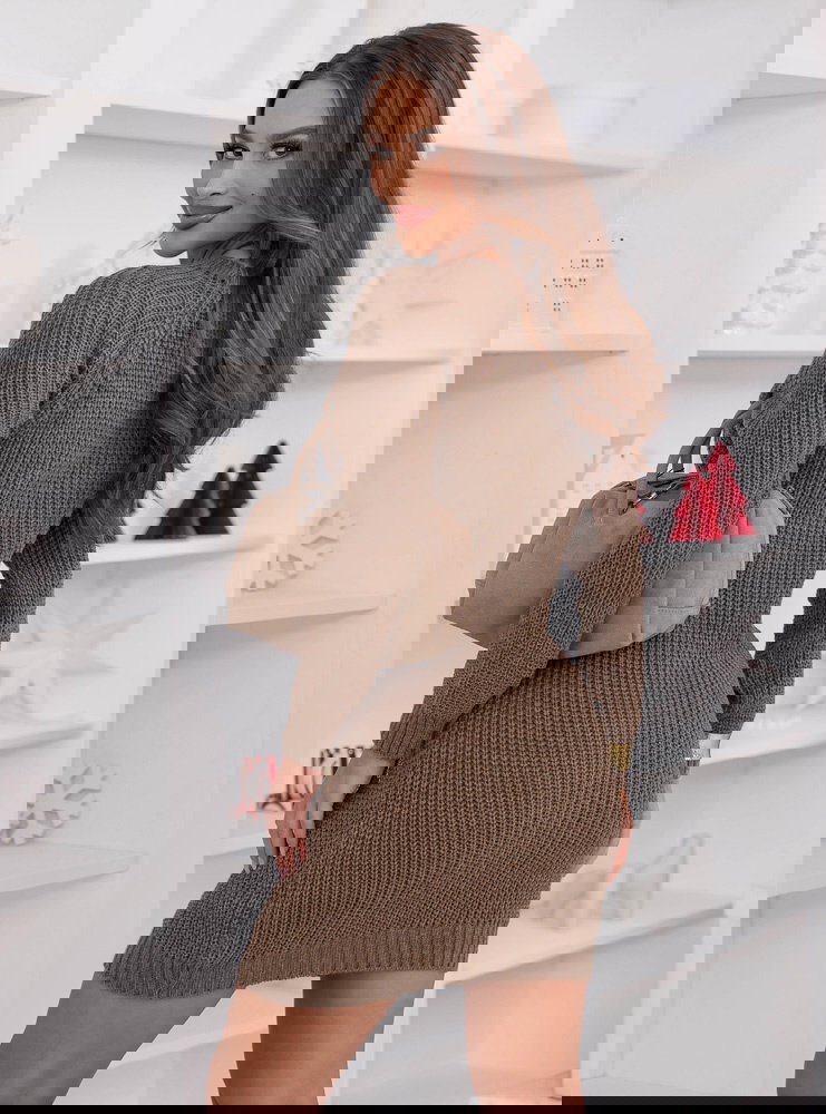 Sweterowa sukienka z ozdobnym splotem...