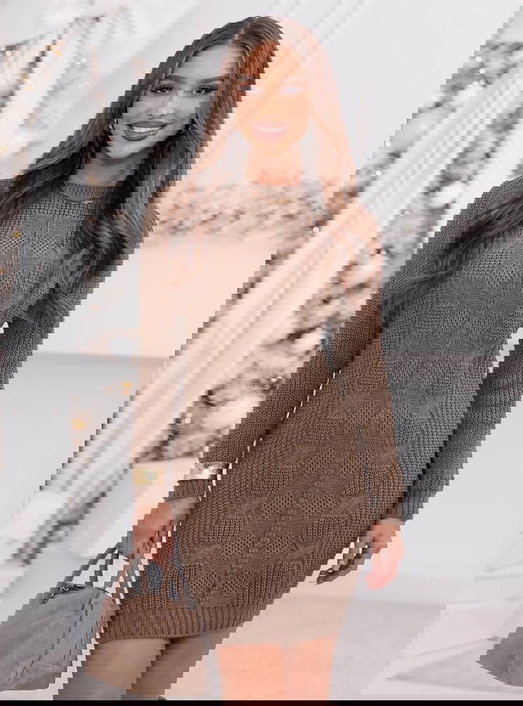 Sweterowa sukienka z ozdobnym splotem...