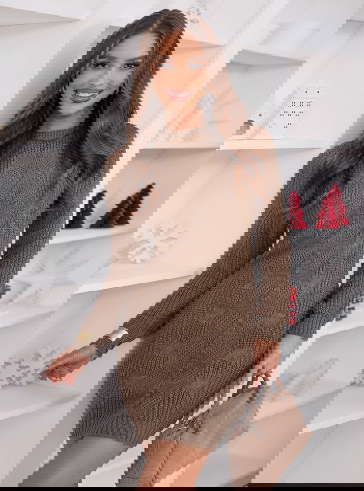 Sweterowa sukienka z ozdobnym splotem...