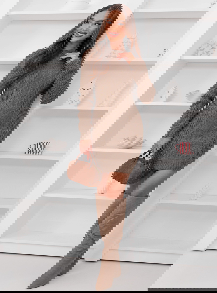 Swetrowa sukienka z warkoczykowym...