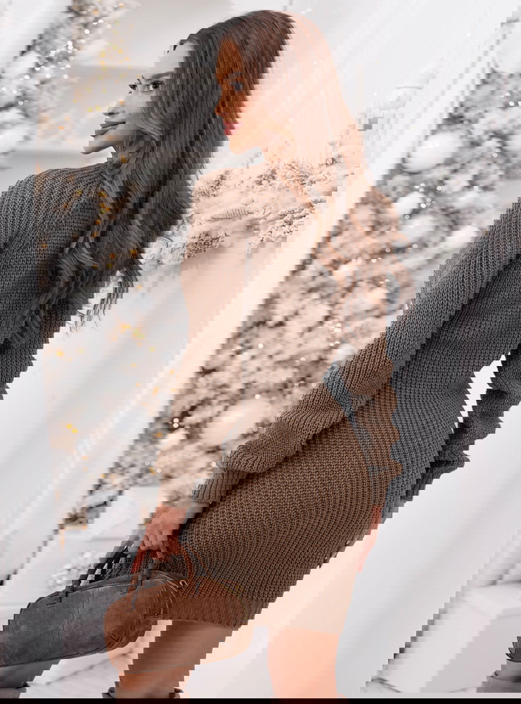 Swetrowa sukienka z warkoczykowym...