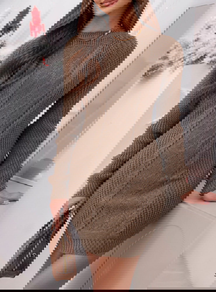 Swetrowa sukienka z warkoczykowym...