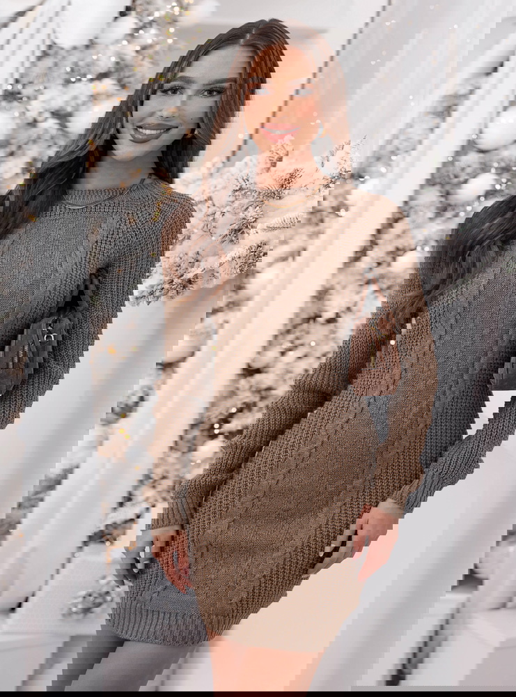 Swetrowa sukienka z warkoczykowym...