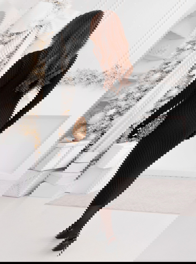 Czarna dopasowana sukienka z golfem...