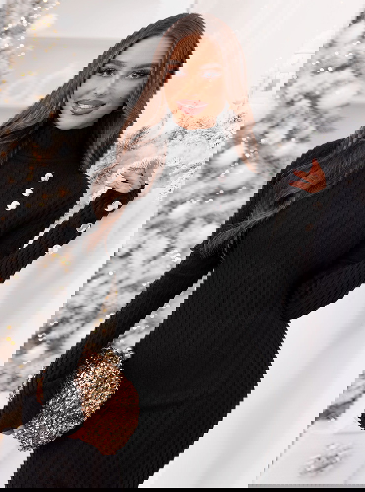 Czarna dopasowana sukienka z golfem...