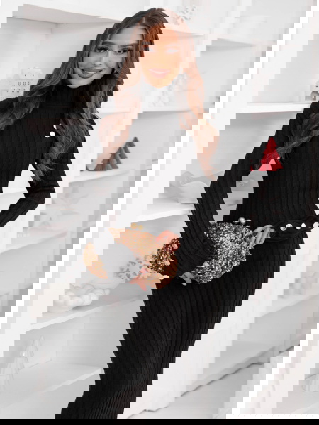 Czarna dopasowana sukienka...