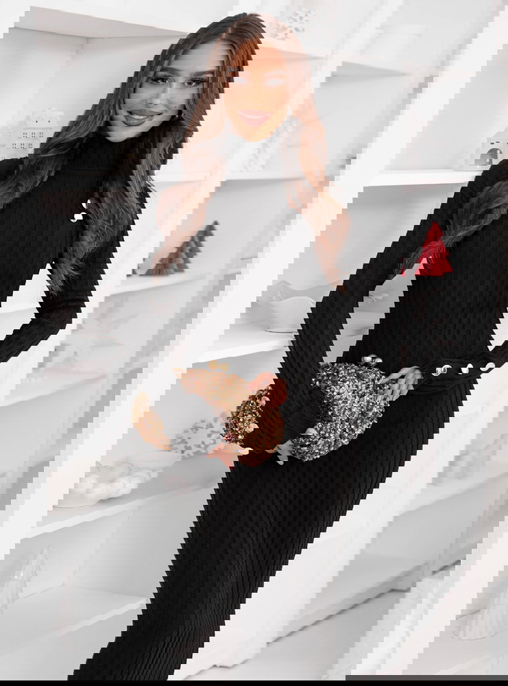 Czarna dopasowana sukienka z golfem...