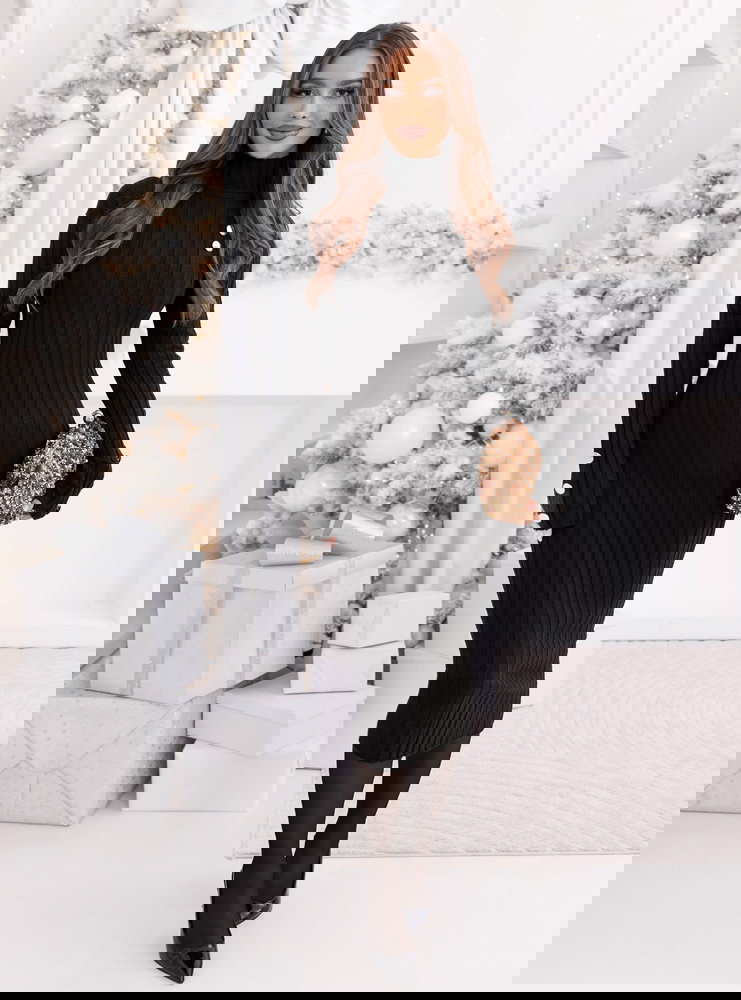 Czarna dopasowana sukienka z golfem...