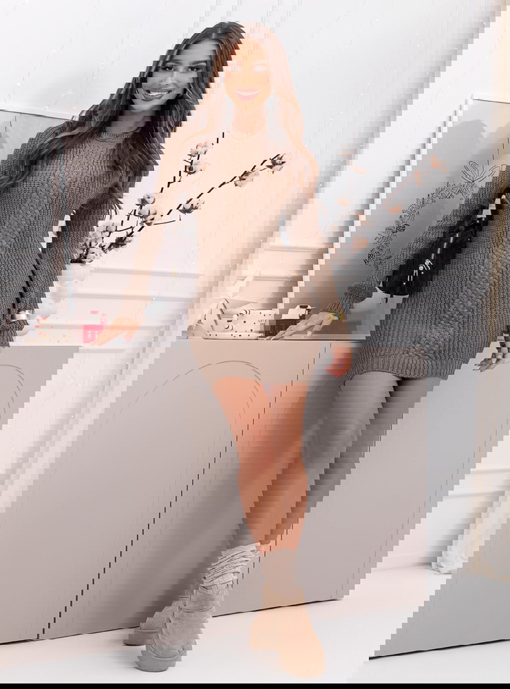 Swetrowa sukienka z warkoczykowym...