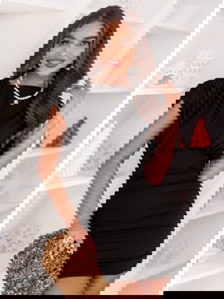 Czarna dopasowana...