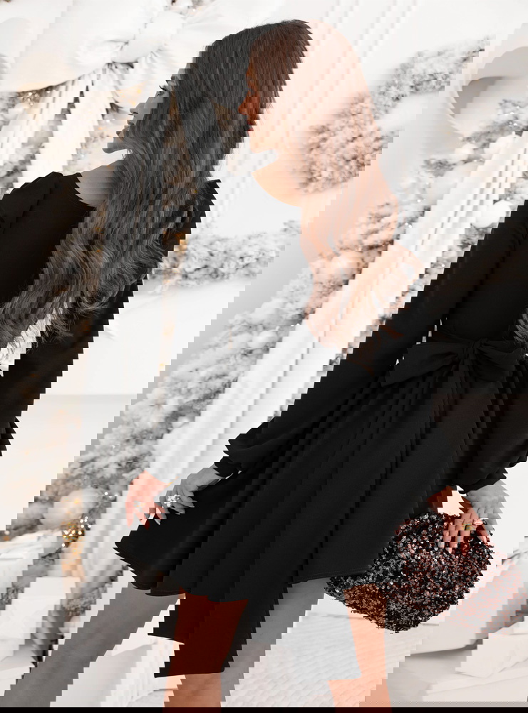 Czarna rozkloszowana sukienka z...