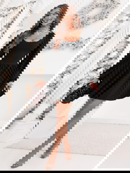 Czarna rozkloszowana...