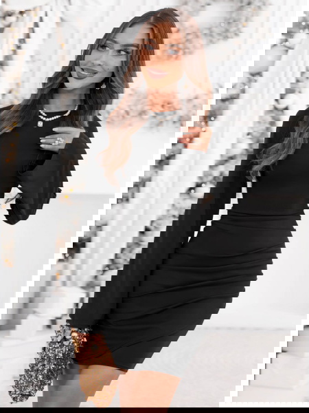 Czarna dopasowana sukienka...