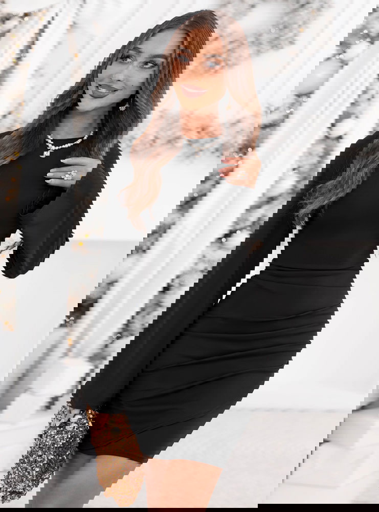 Czarna dopasowana sukienka mini na...