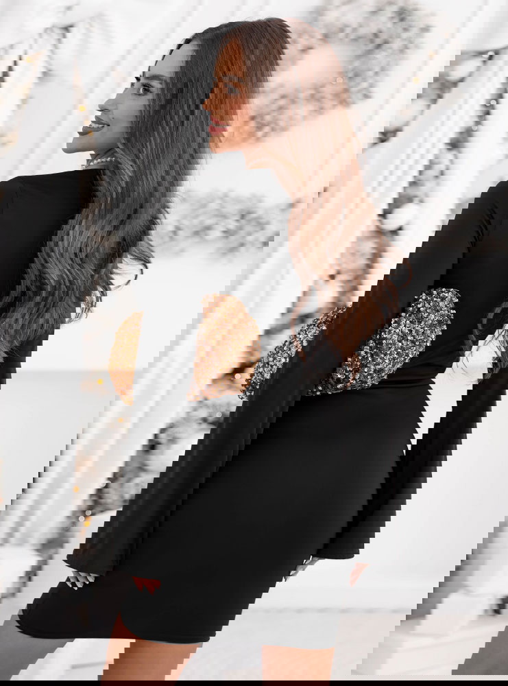 Czarna dopasowana sukienka mini na...