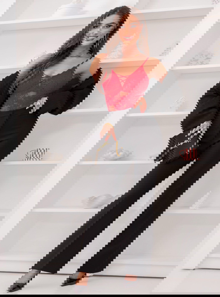 Malinowe koronkowe body ze strapsami...