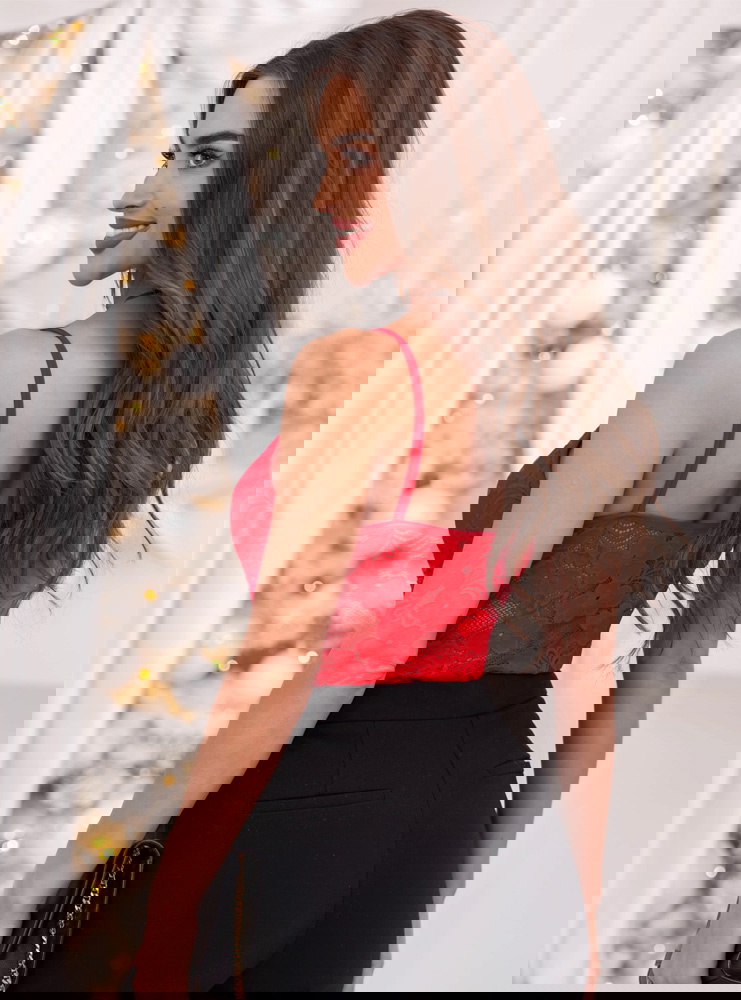 Malinowe koronkowe body ze strapsami...