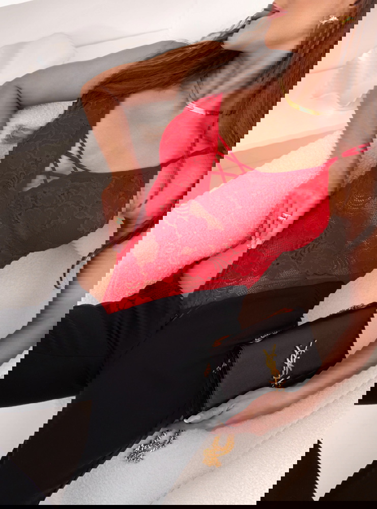 Malinowe koronkowe body ze strapsami...