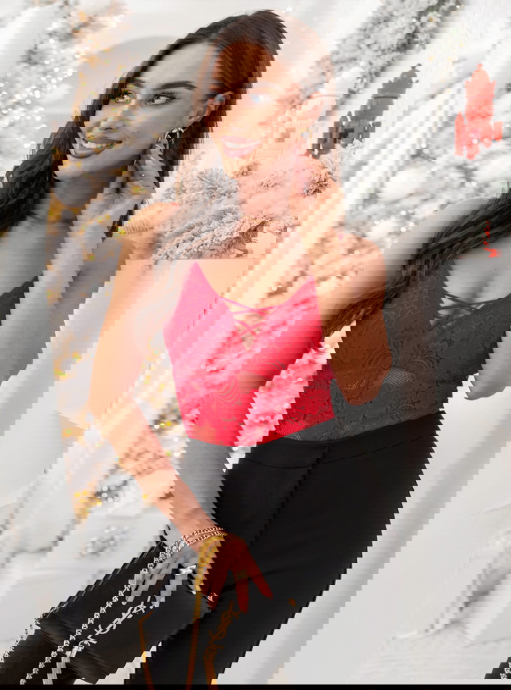 Malinowe koronkowe body ze strapsami...