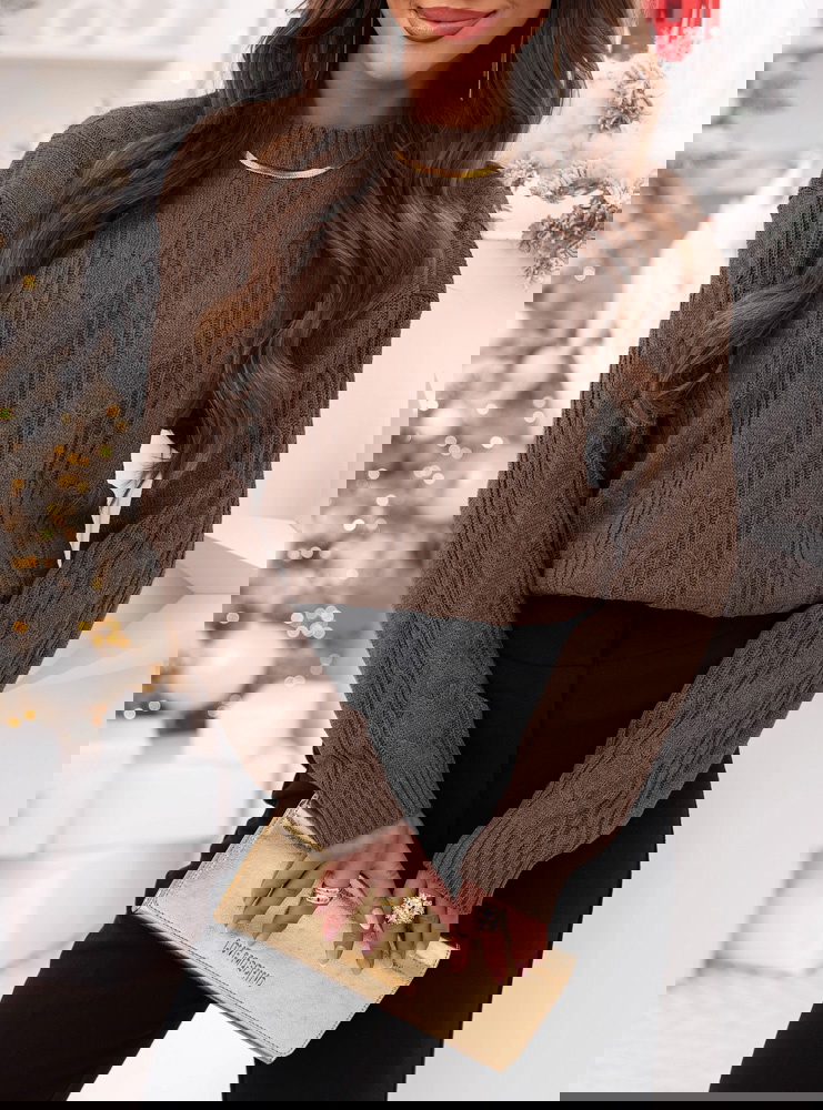 Czekoladowy sweter z guzikami po boku...