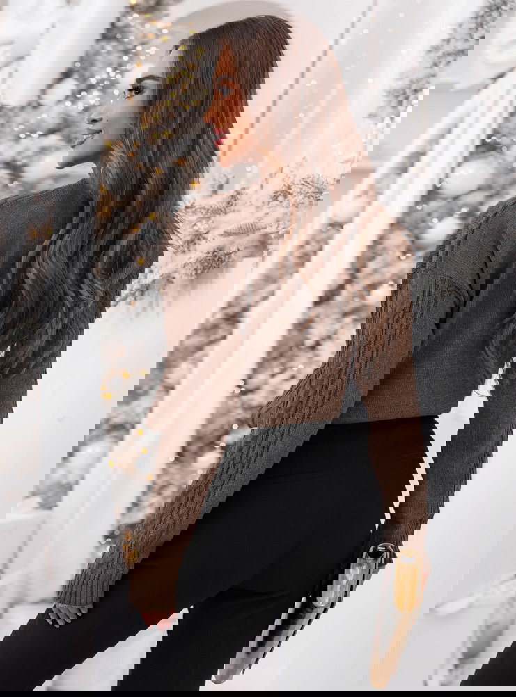 Czekoladowy sweter z guzikami po boku...