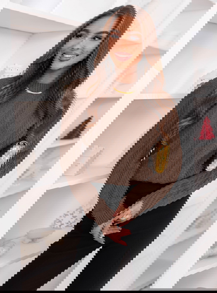 Czekoladowy sweter z guzikami po boku...