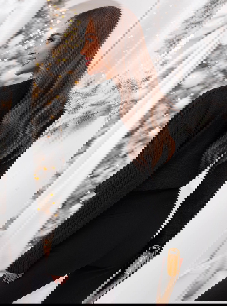 Czarny sweter z guzikami po boku Eudenia