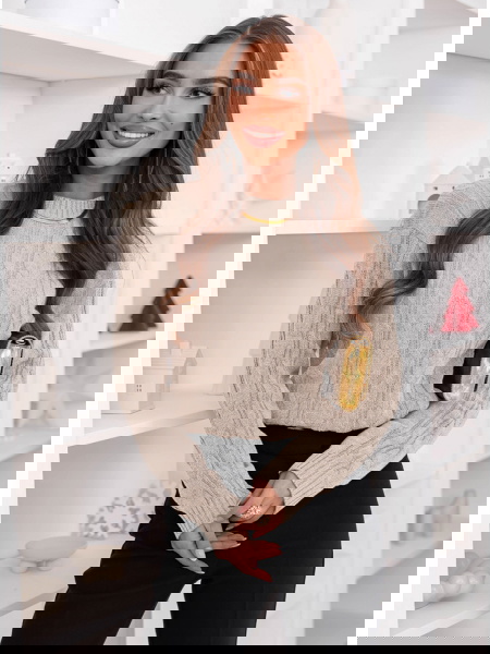 Beżowy sweter z guzikami po...