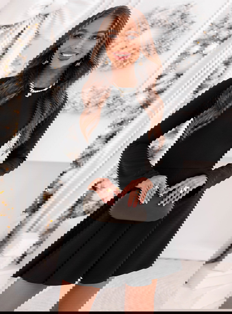 Czarna rozkloszowana sukienka mini na...