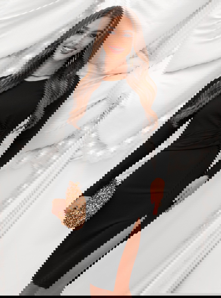 Czarna dopasowana sukienka na święta...