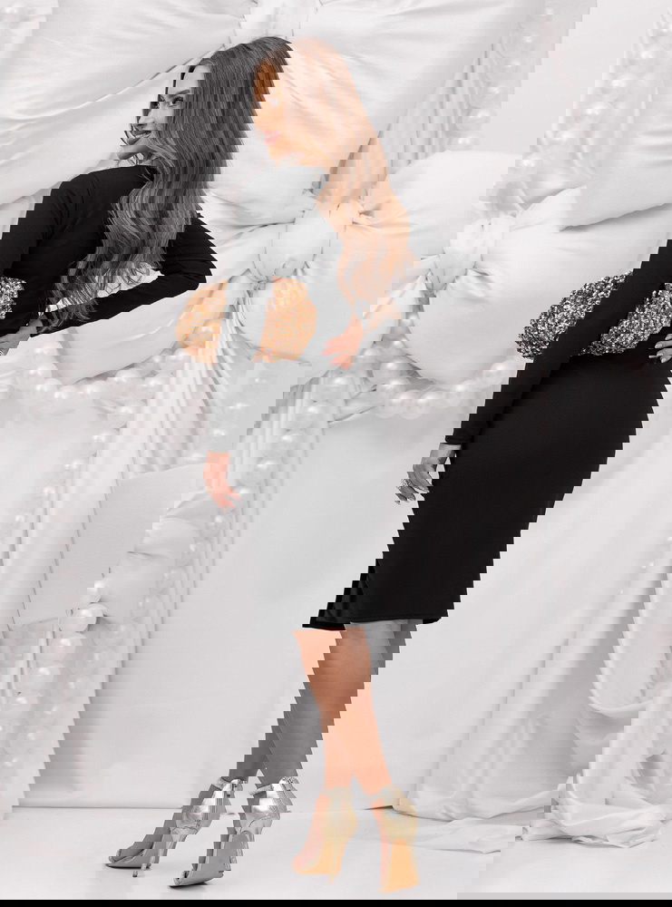 Czarna dopasowana sukienka na święta...