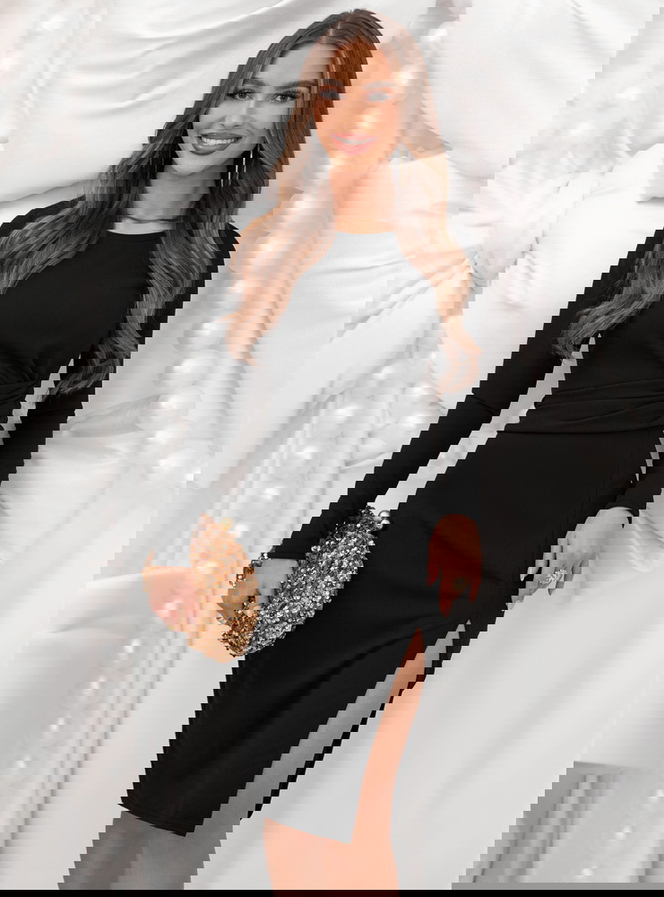 Czarna dopasowana sukienka na święta...